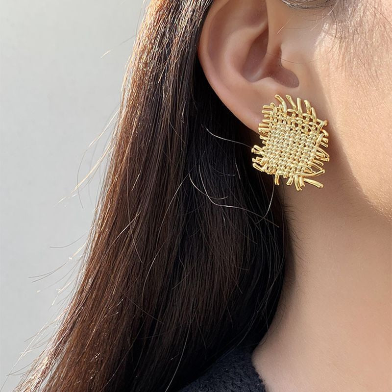 Earrings with a cool and elegant style, irregular earrings for women